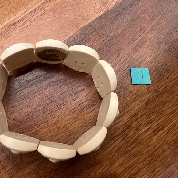 Avon Cream Carved Bracelet. Beautiful color and rare find. - Picture 9 of 11
